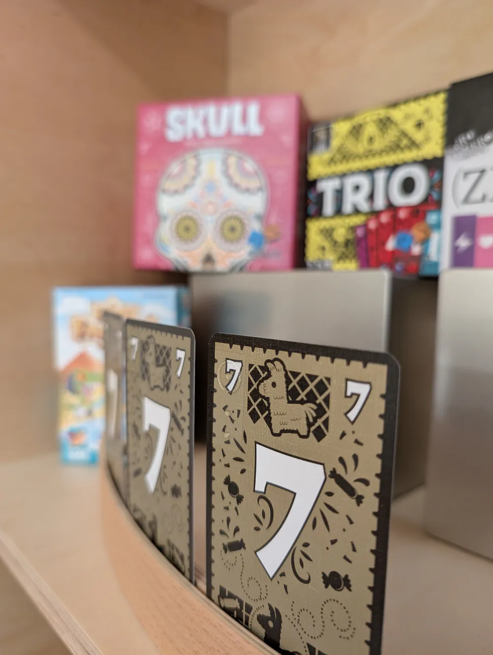 Des jeux de société adaptés aux joueurs déficients visuels, à la ludothèque AccessiJeux